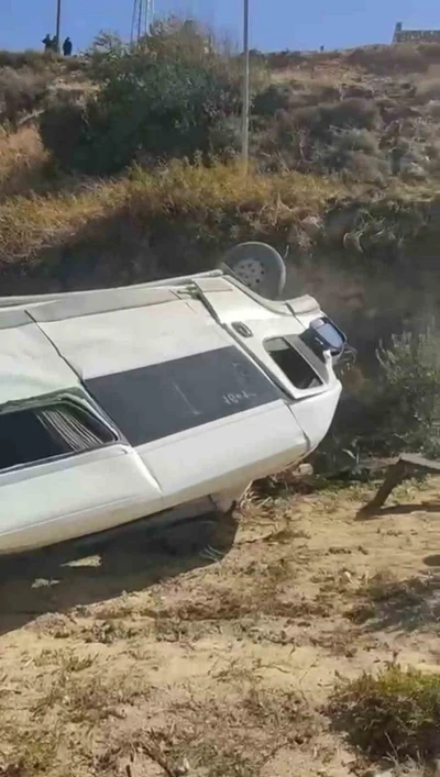 Uçurumdan yuvarlanan servisin sürücüsü yaralandı

