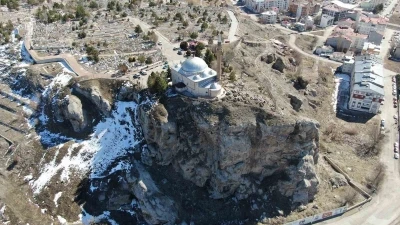 Uçurumun kıyısındaki sancaktar türbesi, her Cuma ziyaretçilerini ağırlıyor
