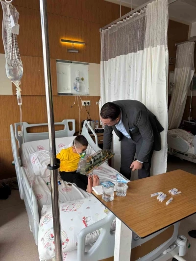 UDER&rsquo;den hastanede tedavi g&ouml;ren &ccedil;ocuklara bayram ziyareti
