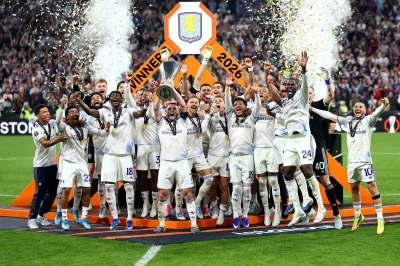 UEFA Avrupa Ligi şampiyonu Aston Villa kupasını aldı

