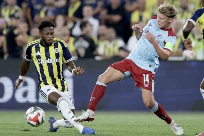 UEFA Şampiyonlar Ligi: Fenerbahçe: 2 - Feyenoord: 1 (İlk yarı)
