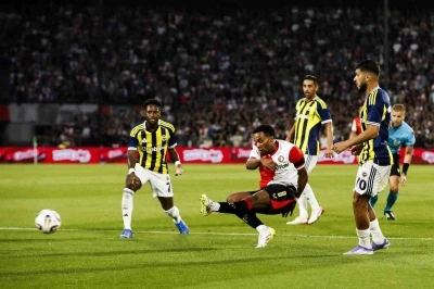 UEFA Şampiyonlar Ligi: Feyenoord: 1 - Fenerbahçe: 0 (İlk yarı)
