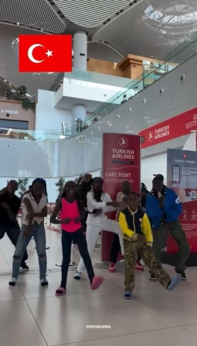 Ugandalı "Hypers Kids Africa" grubundan A Milli Futbol Takımı i&ccedil;in &ouml;zel koreografi
