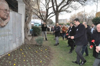 Uğur Mumcu, Salihli&rsquo;de karanfillerle anıldı
