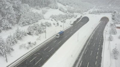 Ulaşımda 'kar ve tipi' alarmı: Bir&ccedil;ok yol kapandı, ara&ccedil;lar kara g&ouml;m&uuml;ld&uuml;!