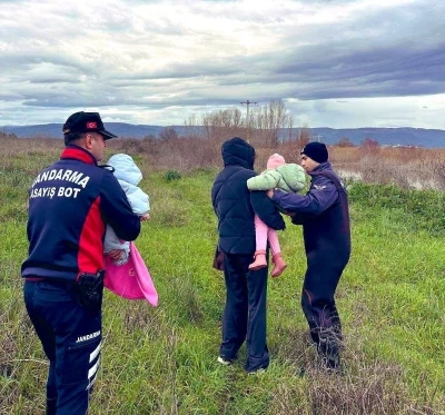 Uluabat G&ouml;l&uuml;&rsquo;nde mahsur kalan aileyi jandarma kurtardı
