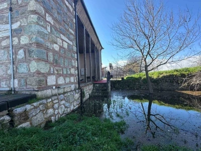 Uluabat G&ouml;l&uuml;&rsquo;n&uuml;n suları 625 yıllık camiyi tehdit ediyor
