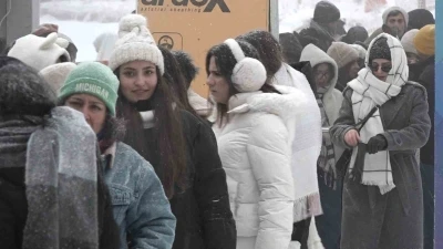Uludağ&rsquo;a yoğun kar yağdı, pistler doldu taştı
