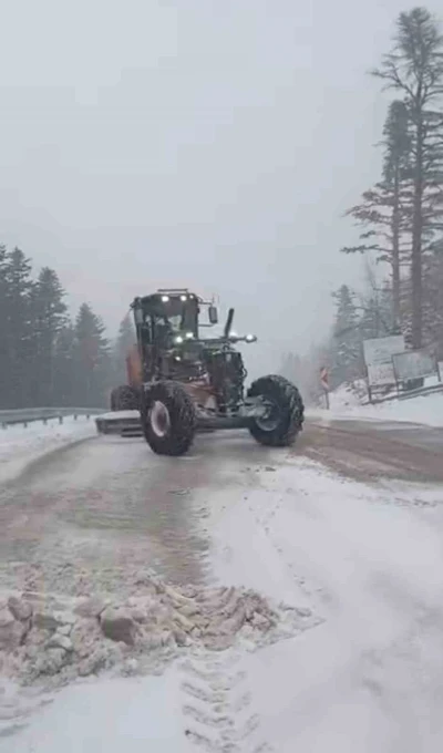 Uludağ&rsquo;da bayramda kar s&uuml;rprizi: Yollar beyaza b&uuml;r&uuml;nd&uuml;, ekipler seferber oldu
