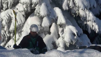 Uludağ&rsquo;da beline kadar kara g&ouml;m&uuml;len ekiplerin zorlu mesaisi
