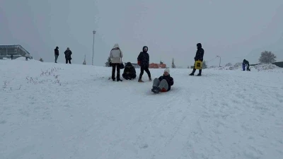Uludağ&rsquo;da etkili olan kar yağışıyla g&uuml;n&uuml;birlik&ccedil;iler zirveye akın etti
