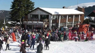 Uludağ&rsquo;da g&uuml;neşli hafta sonu: Zirve tatilcilerle doldu
