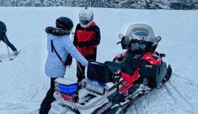 Uludağ&rsquo;da jandarmadan kayak&ccedil;ılara yardım eli
