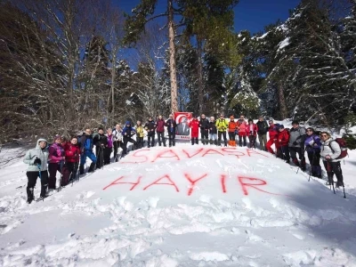 Uludağ&rsquo;da karlara "savaşa hayır" yazdılar
