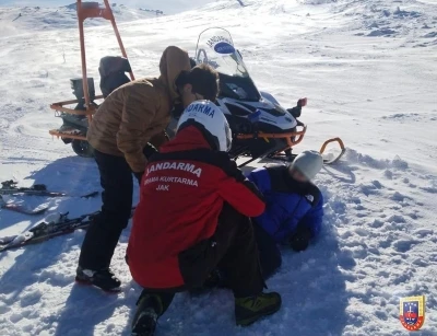Uludağ&rsquo;da mahsur kalan vatandaşlara JAK timi m&uuml;dahale etti
