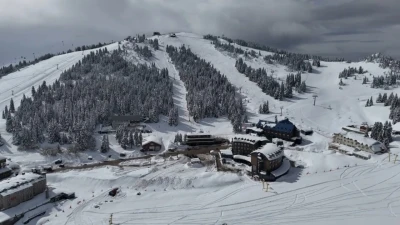 Uludağ&rsquo;da sezon uzadı nisan ayıyla 2 metre kar var
