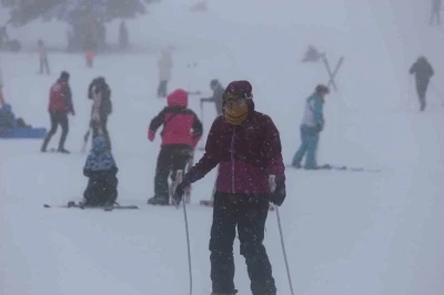 Uludağ&rsquo;da s&ouml;mestr tatilinin son g&uuml;nlerinde sis ve soğuğa rağmen yoğunluk s&uuml;r&uuml;yor
