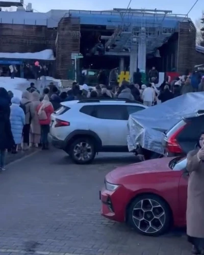 Uludağ&rsquo;da teleferik kuyruğu metrelerce uzadı
