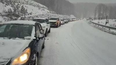 Uludağ&rsquo;da trafik &ccedil;ilesi, kilometrelerce kuyruk oluştu
