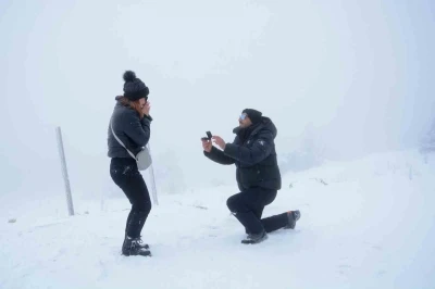Uludağ&rsquo;da yılın son ve ilk romantik s&uuml;rprizleri: Karlar altında iki "Evet"
