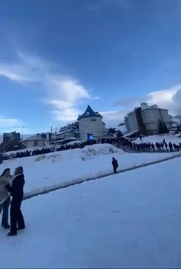 Uludağ&rsquo;daki teleferik kuyruğu şaşırttı
