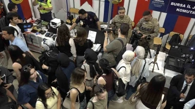 Uludağ Kariyer Fuarı&rsquo;nda jandarma r&uuml;zgarı&hellip;.&Ouml;ğrenciler standın &ouml;n&uuml;nden ayrılmadı

