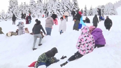Uludağ, yarıyıl tatilinde y&uuml;zbinlerce kişiyi ağırladı
