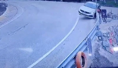 Uludağ yolunda kontrolden &ccedil;ıkan ara&ccedil; bariyerlere &ccedil;arptı
