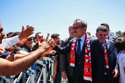 Ulukaya memleketi Erzincan&rsquo;da coşkuyla karşılandı
