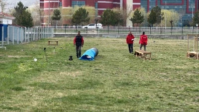 Uluslararası d&uuml;zeyde alan ve enkaz arama k&ouml;pekleri sınavı Afyonkarahisar&rsquo;da başladı
