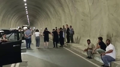 Uluslararası yol saatlerce kapandı: Vatandaşlar tepkili
