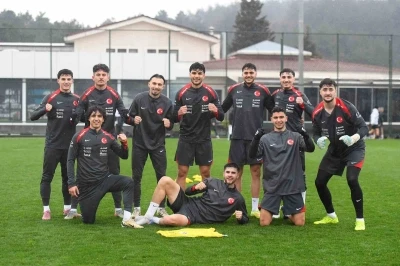 &Uuml;mit Milli Futbol Takım, hazırlıklarını yağmur altında s&uuml;rd&uuml;rd&uuml;
