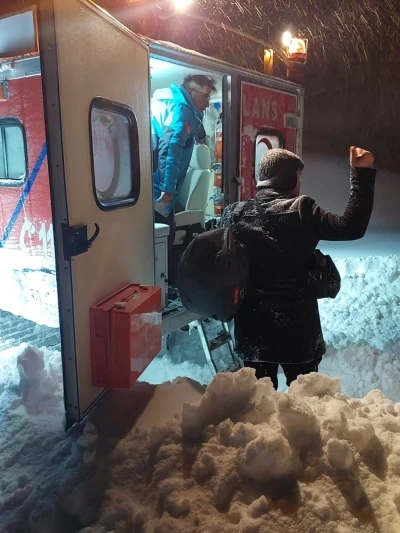 UMKE ekipleri k&ouml;ylerde mahsur kalan hastalar i&ccedil;in seferber oldu
