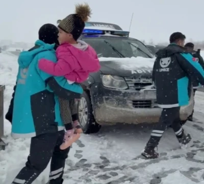 UMKE hasta kurtarmak i&ccedil;in karlı yolları aşıyor
