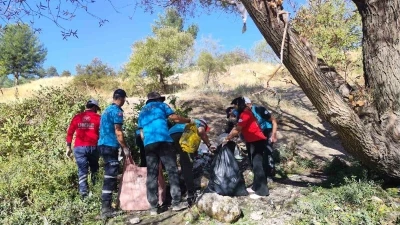 UMKE kampında ilk müdahale doğaya yapıldı: Çöpler toplandı, doğa nefes aldı

