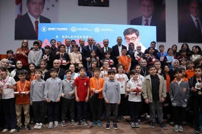 &Uuml;mraniye&rsquo;de Akıl ve Zeka Oyunları Festivali: 257 &ouml;ğrenci kıyasıya yarıştı
