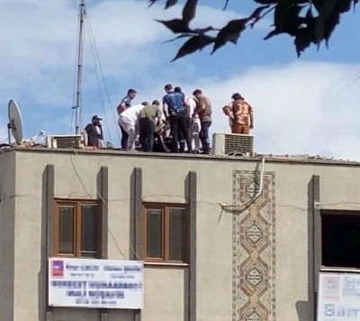 Ümraniye’de çatıya çıkan vatandaşı polis ikna etti
