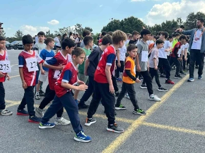 &Uuml;mraniye&rsquo;de gen&ccedil; sporcular kros parkurunda yarıştı
