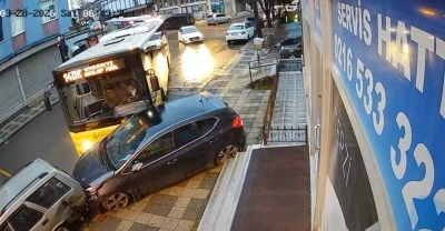 &Uuml;mraniye&rsquo;de İETT otob&uuml;s&uuml; park halindeki ara&ccedil;lara &ccedil;arptı
