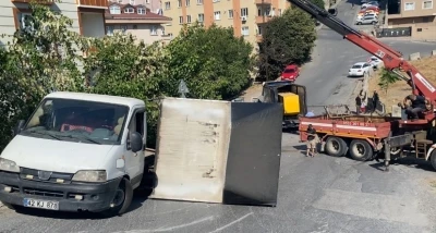 Ümraniye’de jeneratör yüklü kamyon kaza yaptı
