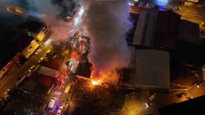 &Uuml;mraniye&rsquo;de kereste deposunda yangın
