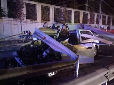Ümraniye’de kontrolünü kaybeden otomobil bariyere girdi: 1 ölü

