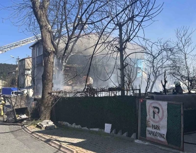 &Uuml;mraniye&rsquo;de korkutan yangın: Hurdalık alan kullanılamaz hale geldi
