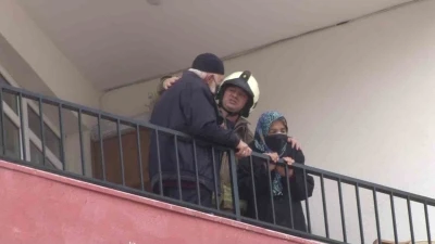Ümraniye’de korkutan yangın: Mahsur kalan iki yaşlı çift kurtarıldı

