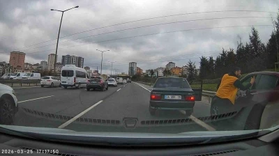 &Uuml;mraniye&rsquo;de makas atan s&uuml;r&uuml;c&uuml; dehşet sa&ccedil;tı: Ara&ccedil;tan indi, şof&ouml;re tokat attı
