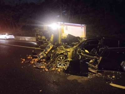 Ümraniye’de otomobil, seyir halindeki kamyonete çarptı : 2 yaralı
