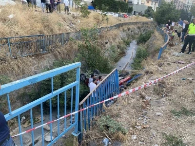 Ümraniye’de otomobiller çarpıştı, araçlardan biri dereye düştü
