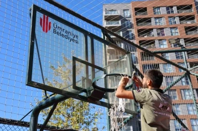 Ümraniye’de park ve yeşil alanlarda yenileme çalışmaları devam ediyor
