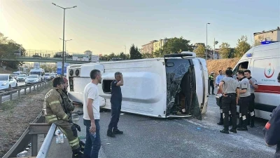 Ümraniye’de servis midibüsü devrildi: 8 yaralı
