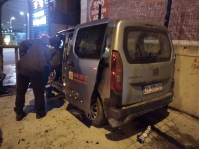 &Uuml;mraniye&rsquo;de trafik kazası: 2&rsquo;si ağır 3 yaralı
